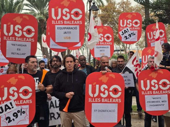 Imatge de permanents del sindicat USO davant el Consolat de Mar.