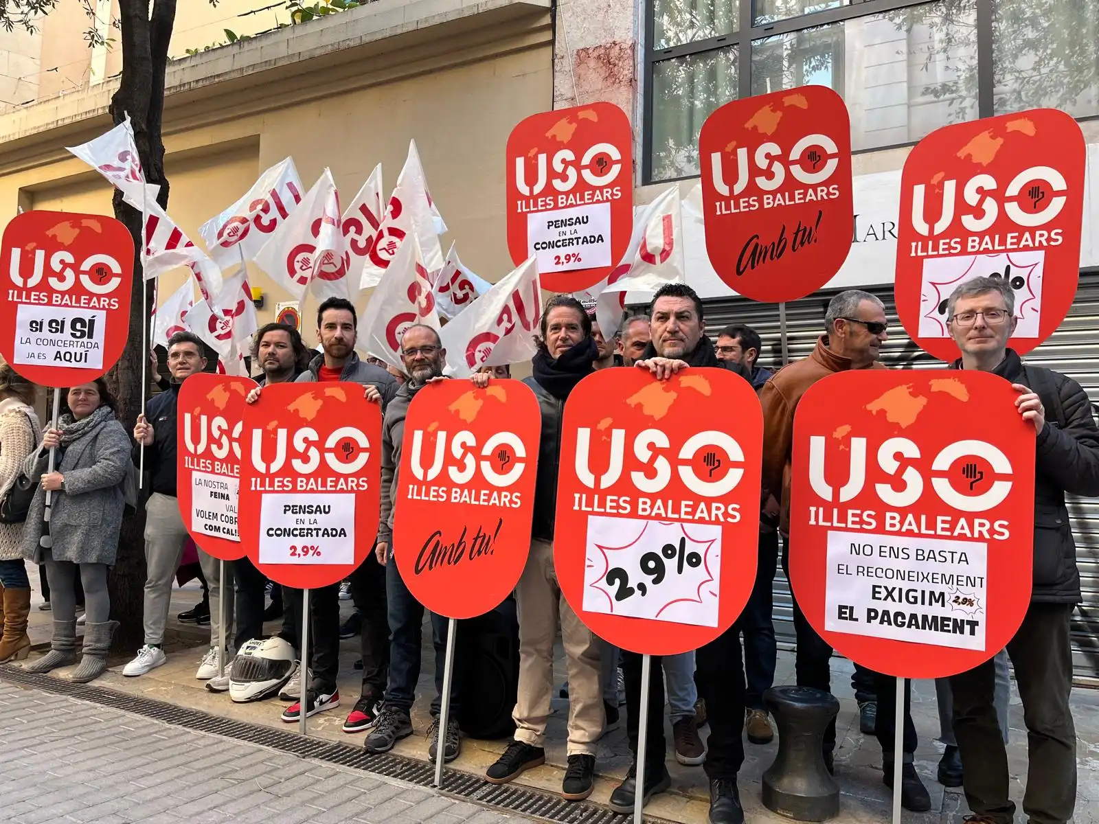 Concentració de USO Illes Balears davant del Parlament per reclamar drets per a la docència concertada